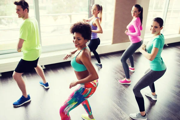 Grupo de personas sonrientes bailando en gimnasio o estudio —  Fotos de Stock