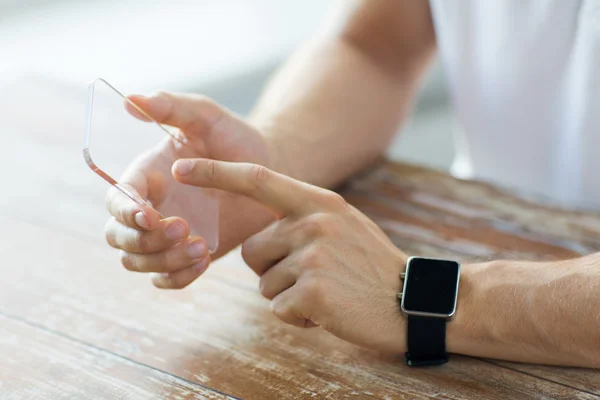 Close up van handen met slimme telefoon en horloge — Stockfoto