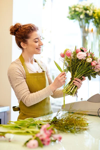 Fiorista sorridente donna che fa mazzo al negozio di fiori — Foto Stock