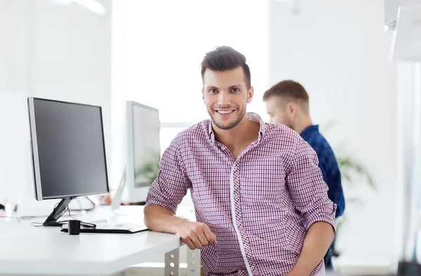 Hombre creativo feliz con el ordenador en la oficina — Foto de Stock