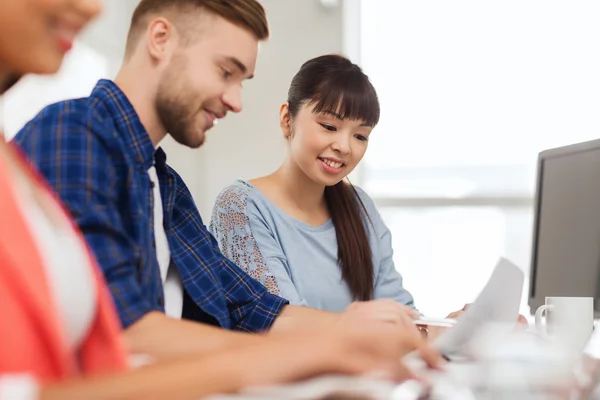 Glückliches kreatives Team oder Studenten im Büro — Stockfoto