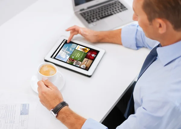 Zakenman met tablet pc en koffie in office — Stockfoto