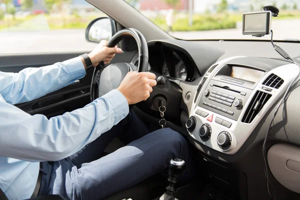 Primo piano di giovane uomo guida auto — Foto Stock