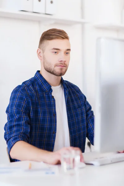 Kreativ man eller student med datorn på kontoret — Stockfoto