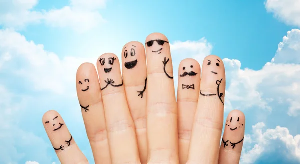 Κοντινό πλάνο της χέρια και τα δάχτυλα με χαμογελαστά πρόσωπα — Φωτογραφία Αρχείου