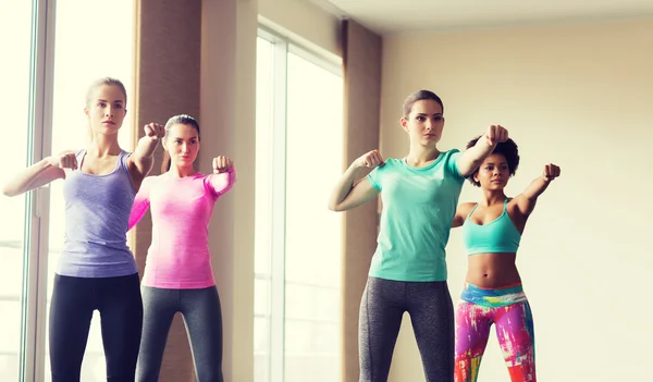 Groep vrouwen trainen in de sportschool — Stockfoto