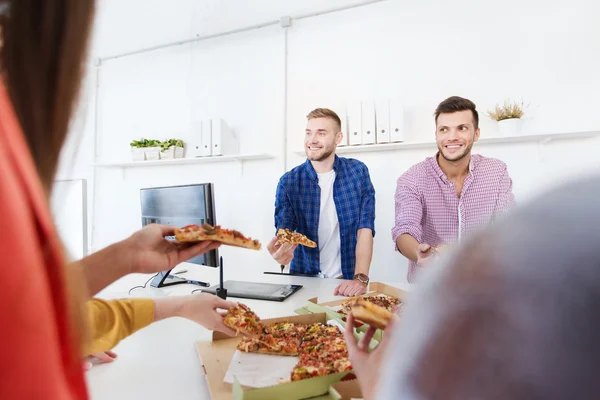Glückliches Geschäftsteam beim Pizza essen im Büro — Stockfoto