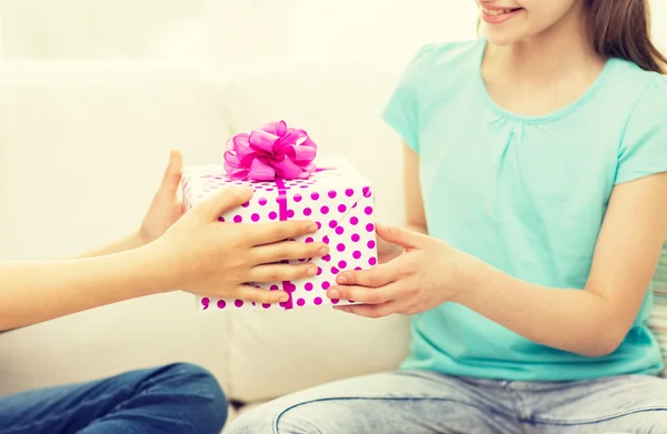 Close up of girls with birthday present at home — Stock Photo, Image