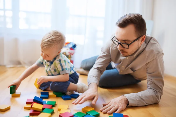 Отец и сын играют с игрушками блоки дома — стоковое фото