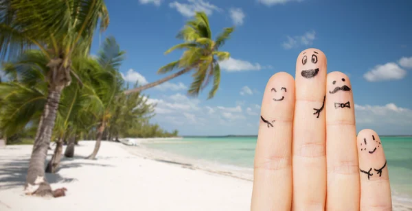 Nahaufnahme von Fingern mit Smiley-Gesichtern am Strand — Stockfoto