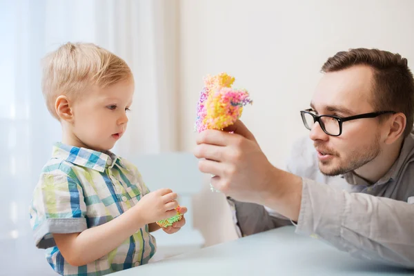 Pai e filho brincando com barro bola em casa — Fotografia de Stock