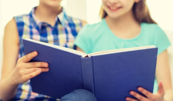 Close up de meninas felizes lendo livro em casa — Fotografia de Stock