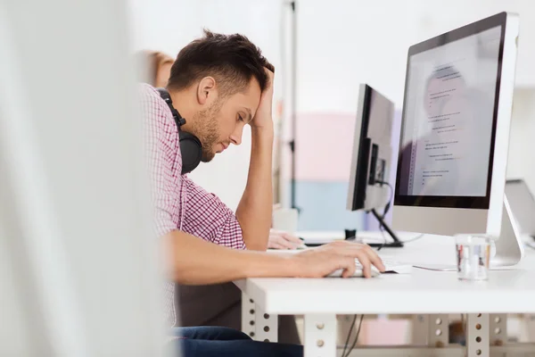 Desenvolvedor de software estressado no escritório — Fotografia de Stock