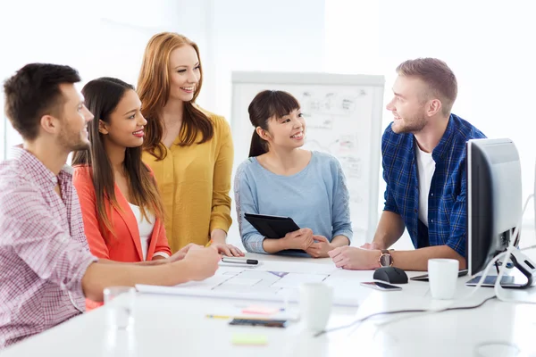 Lyckliga kreativa team eller studenter som arbetar på kontor — Stockfoto