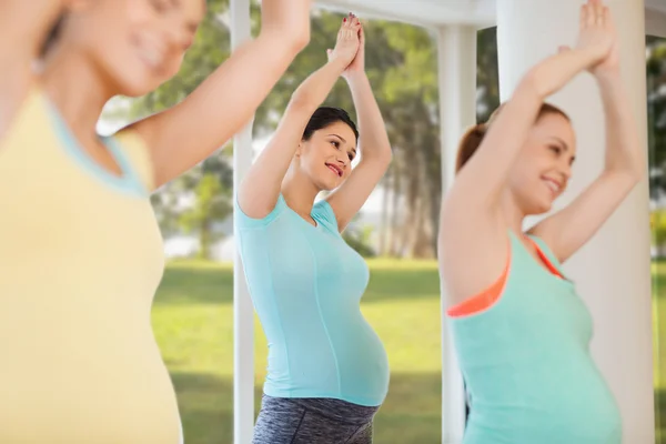 Glada gravida kvinnor träna i gym — Stockfoto