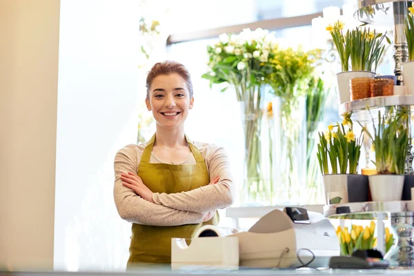 Glimlachend bloemist vrouw op bloem winkel kas — Stockfoto