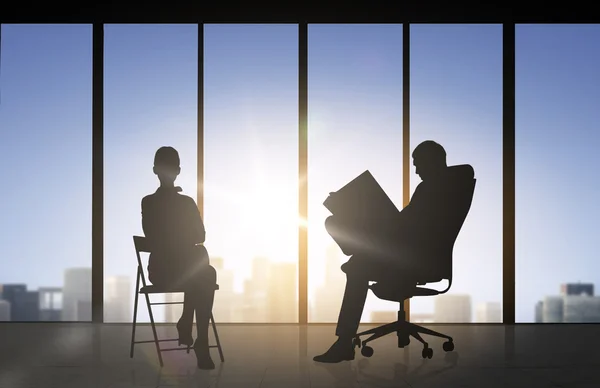 Silhouette von Geschäftsleuten, die im Büro arbeiten — Stockfoto