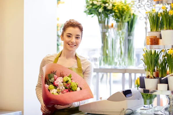 Fiorista sorridente donna con mazzo al negozio di fiori — Foto Stock