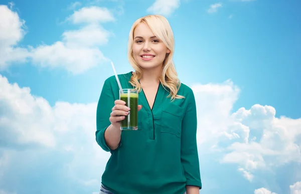 Sonriente mujer bebiendo jugo de verduras o batido — Foto de Stock