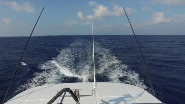 Cubierta de velero o yate navegando en el mar — Vídeo de stock