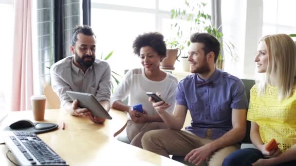 Équipe d'affaires avec smartphones et tablette pc — Video