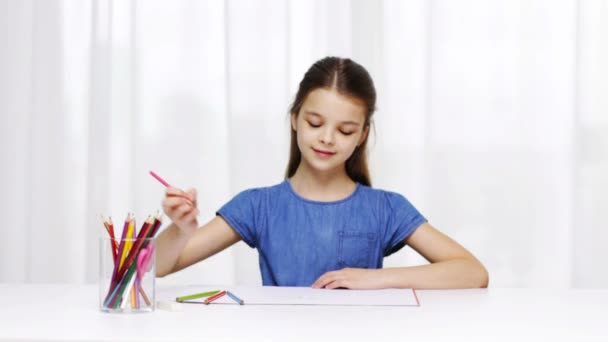Ευτυχισμένος κορίτσι, σχέδιο με μολύβια χρώματος στο σπίτι — Αρχείο Βίντεο