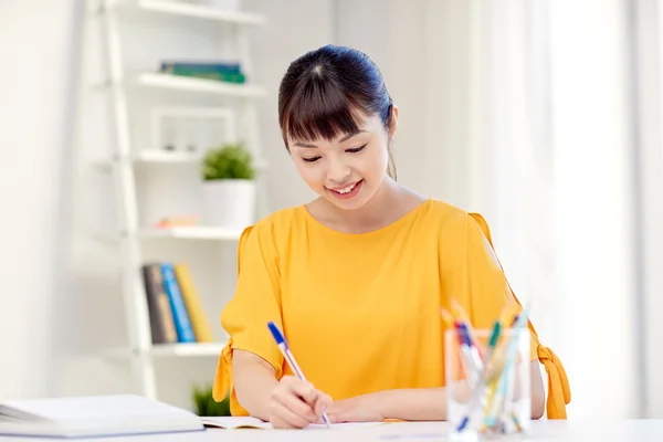 Glad ung kvinna som asiatiska studenternas lärande hemma — Stockfoto