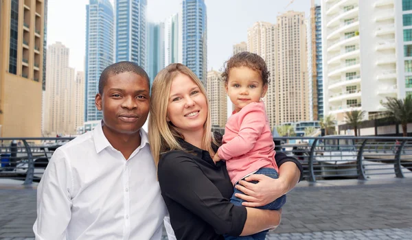 Vielrassige Familie mit kleinem Kind in Dubai — Stockfoto