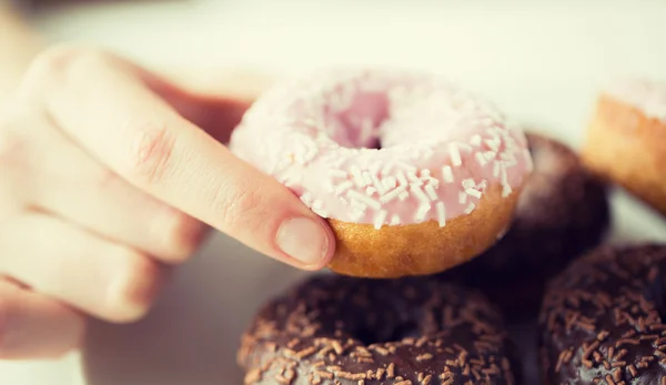 Close up of hand holding glazed donut — Stock Photo, Image