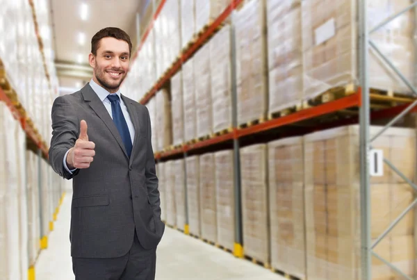 Glücklicher Mann im Lager zeigt Daumen-hoch-Geste — Stockfoto