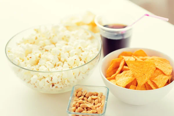 Nahaufnahme von Popcorn und Mais Chips oder Nachos — Stockfoto