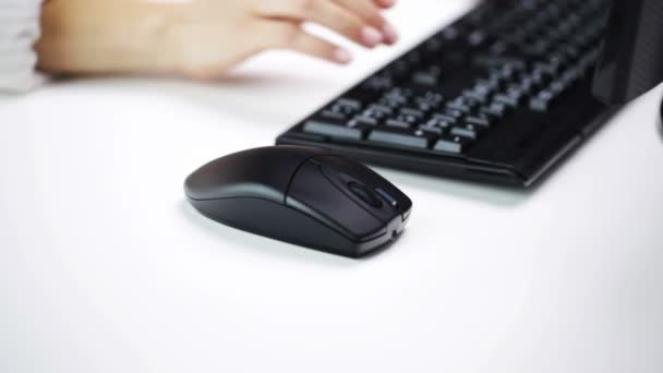 Mujer manos escribiendo en el teclado de la computadora en la oficina — Vídeos de Stock