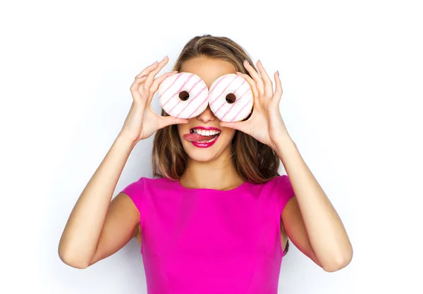 Mulher feliz ou menina adolescente olhando através de donuts — Fotografia de Stock