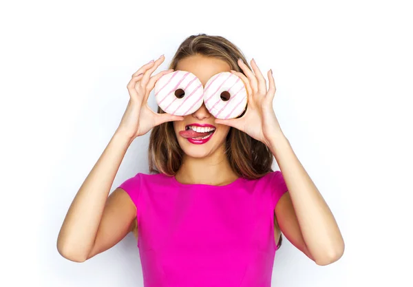 Gelukkig vrouw of tiener meisje op zoek door donuts — Stockfoto