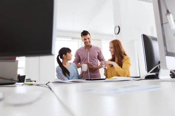 Glückliches kreatives Team trinkt Kaffee im Büro — Stockfoto