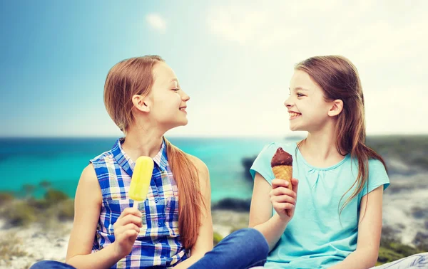 Glückliche kleine Mädchen, die Eis am Strand essen — Stockfoto