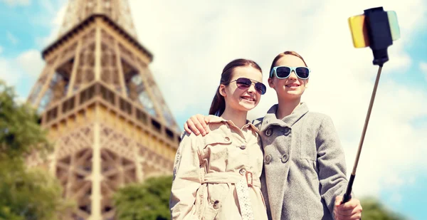 Girls with smartphone selfie stick at eiffel tower — Stock Photo, Image