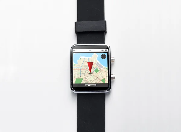 Primer plano de reloj inteligente con mapa del navegador gps — Foto de Stock