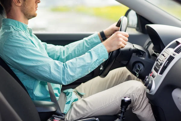 Close up van jonge man rijden auto — Stockfoto