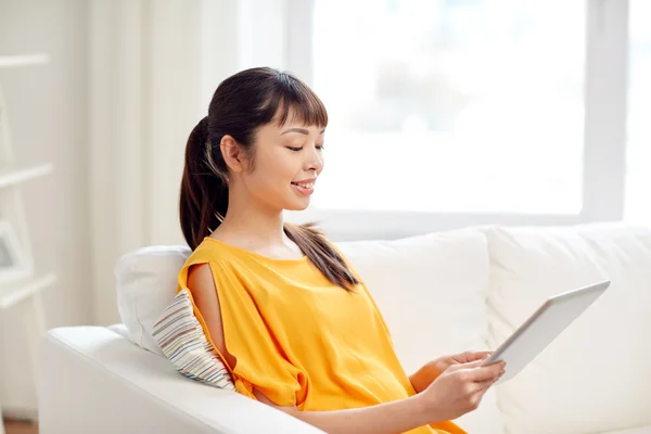 Feliz joven asiática mujer con tableta pc en casa —  Fotos de Stock