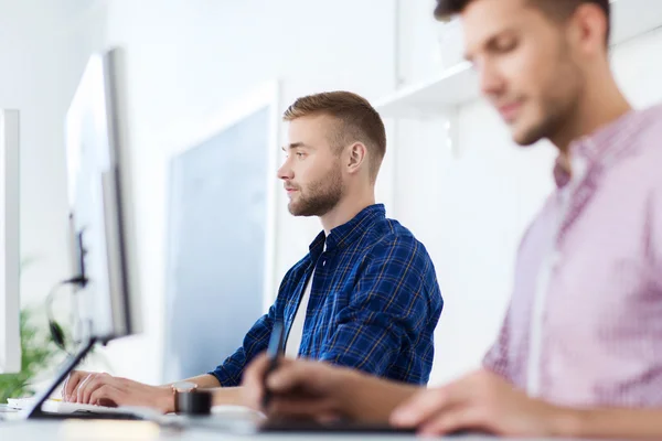 Creatieve man of student met computer op kantoor — Stockfoto