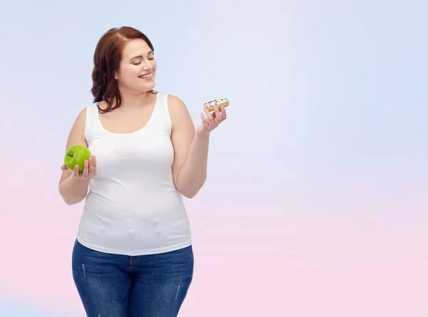 Glada plus size kvinna välja apple eller donut — Stockfoto