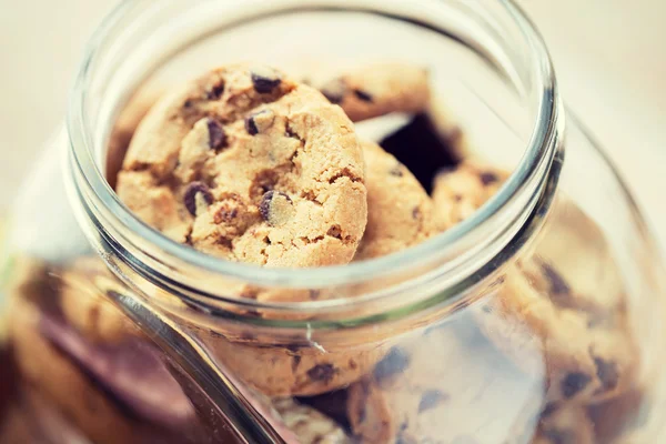 Close up of chocolate oatmeal cookies in glass jar — 图库照片