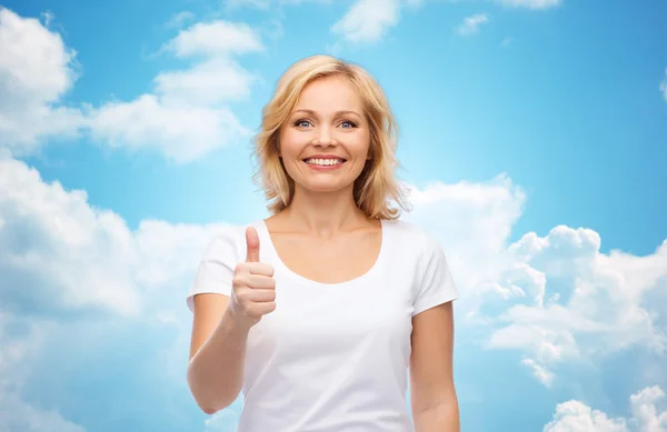 Uśmiechający się kobiety w biały t-shirt wyświetlone kciuki w górę — Zdjęcie stockowe