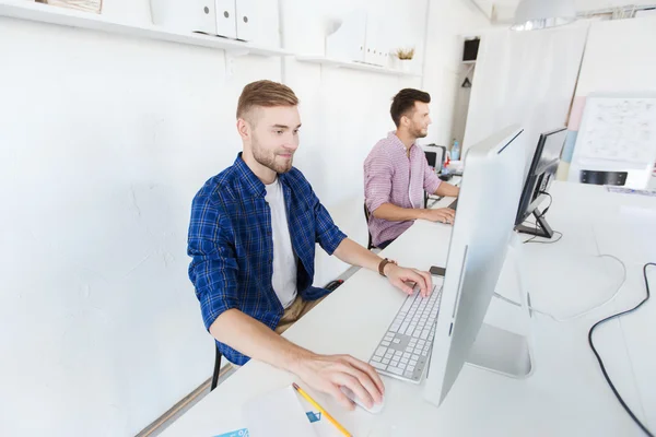 Kreativer Mann oder Student mit Computer im Büro — Stockfoto