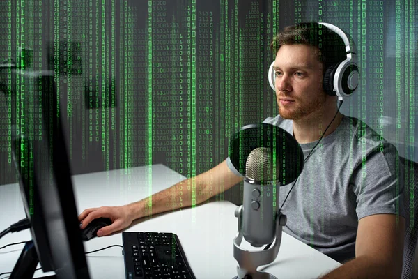 Homem em fone de ouvido jogando jogo de computador em casa — Fotografia de Stock