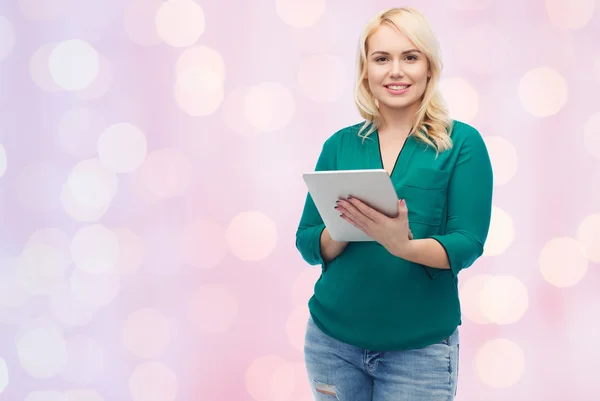 Mujer sonriente con tablet PC —  Fotos de Stock