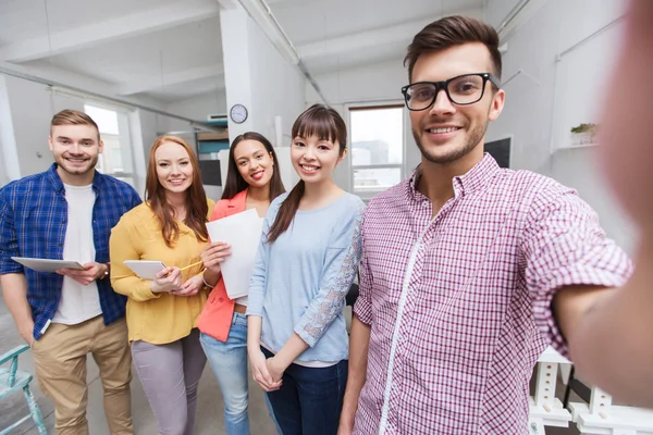 Creatieve business team nemen selfie op kantoor — Stockfoto