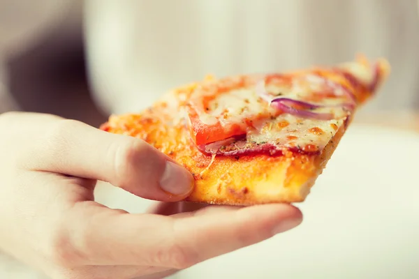 Close up de mão segurando fatia de pizza — Fotografia de Stock