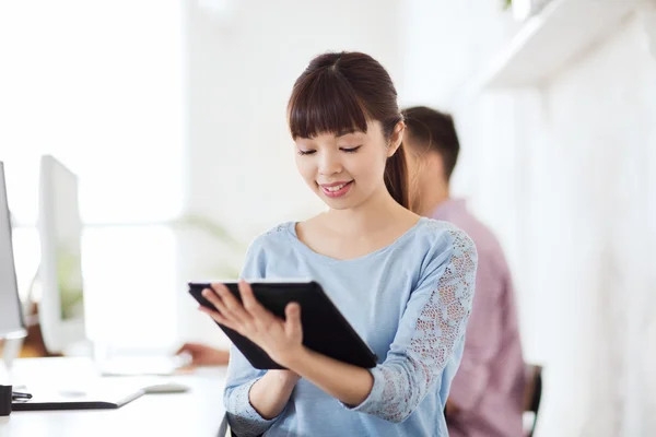 Trabalhador de escritório feminino criativo feliz com tablet pc — Fotografia de Stock